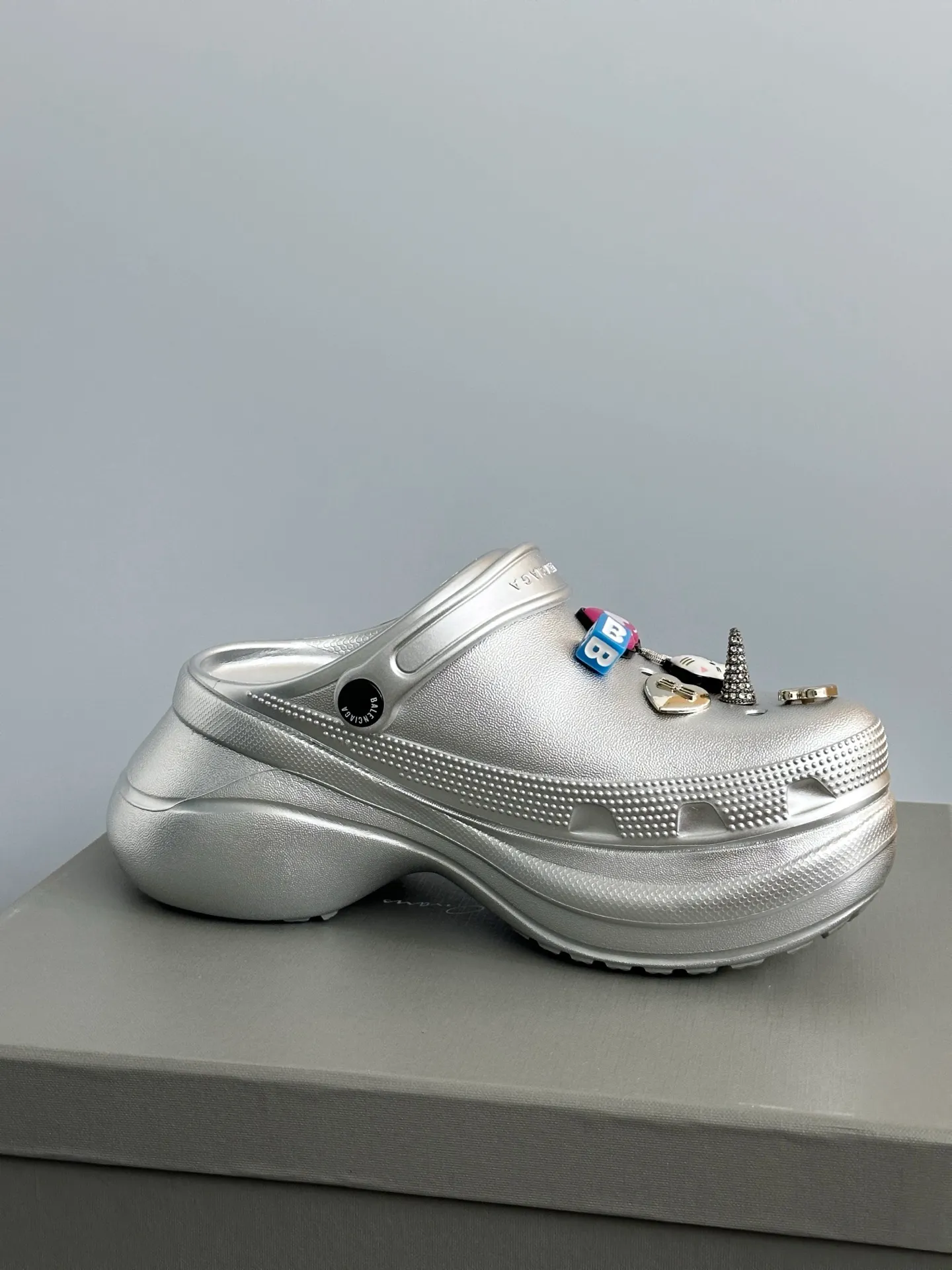 👟👟Ex-factory price 520👟👟 𝗕𝗮𝗹𝗲𝗻𝗰𝗶𝗮𝗴𝗮Heightening Crocs for Couples Original model opening. Original factory data. Men’s and women’s models with different graphics and pattern designs. DIY accessories with matching versions. 6cm heightening modo integrated shoe body structure. Lightweight material with high degree of detail restoration. Code number: 35-41 (40.41 non-refundable) Original packaging